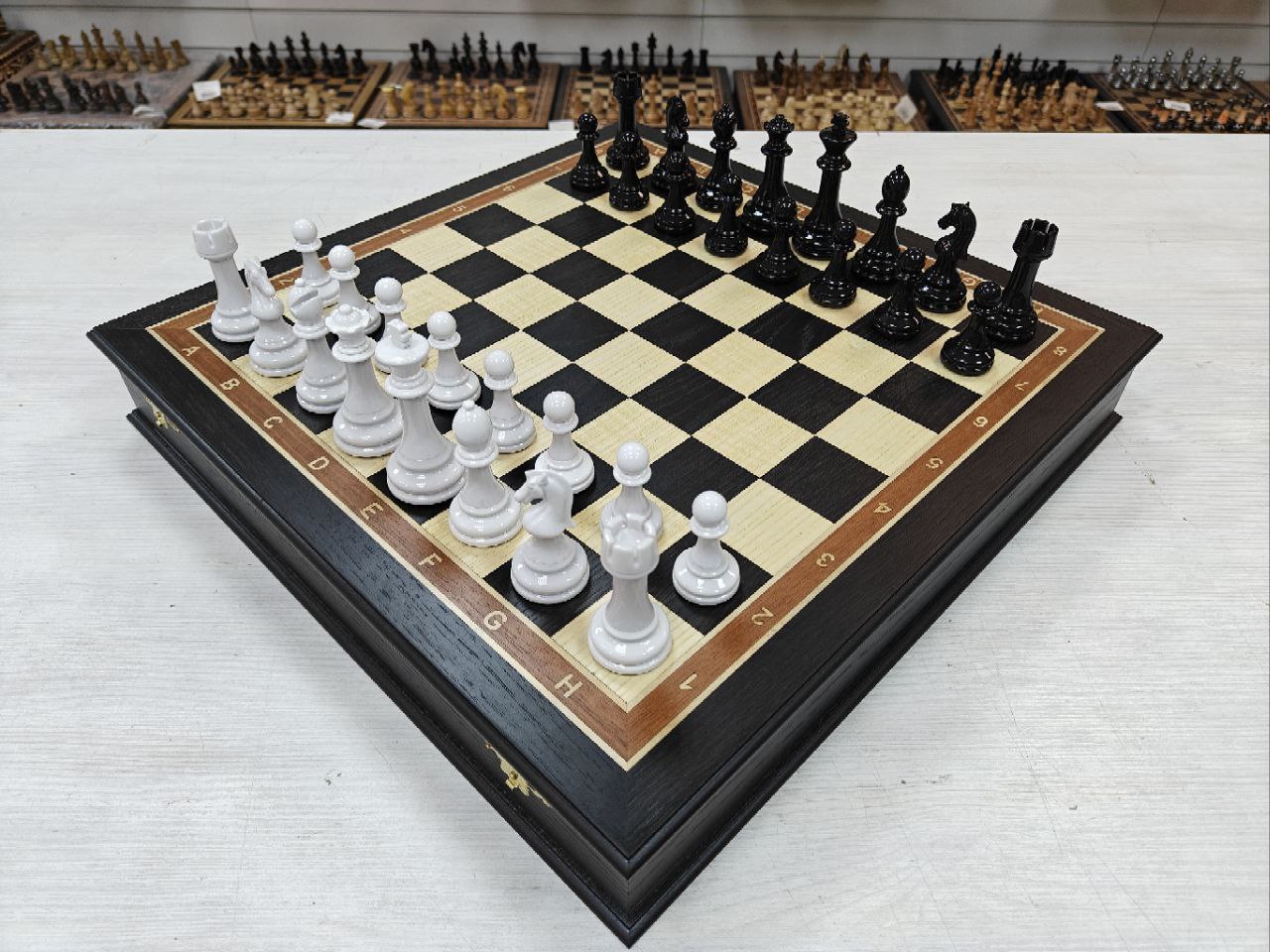 

Шахматы Lavochkashop подарочные из мореного дуба с фигурами Итальянский дизайн чернобелые, Шахматы подарочные в ларце из мореного дуба с фигурами Итальянский дизайн черно-белые