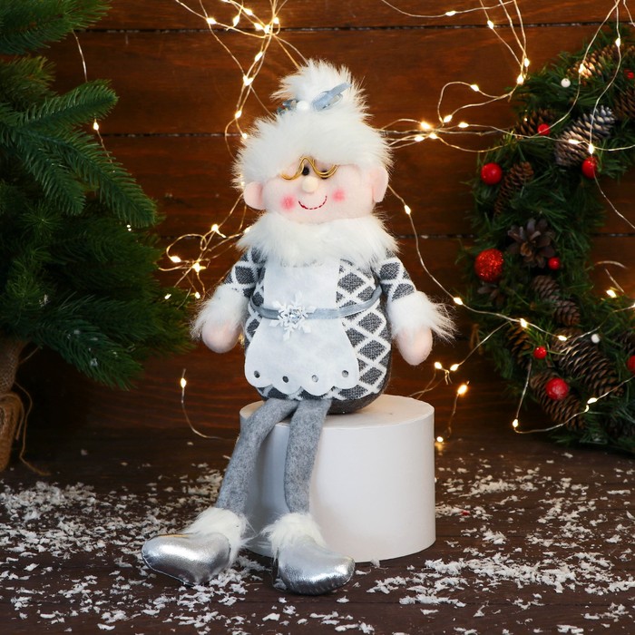 Мягкая игрушка Зимнее волшебство Бабушка Мороз в костюме с ремешком 15х39 см, серый