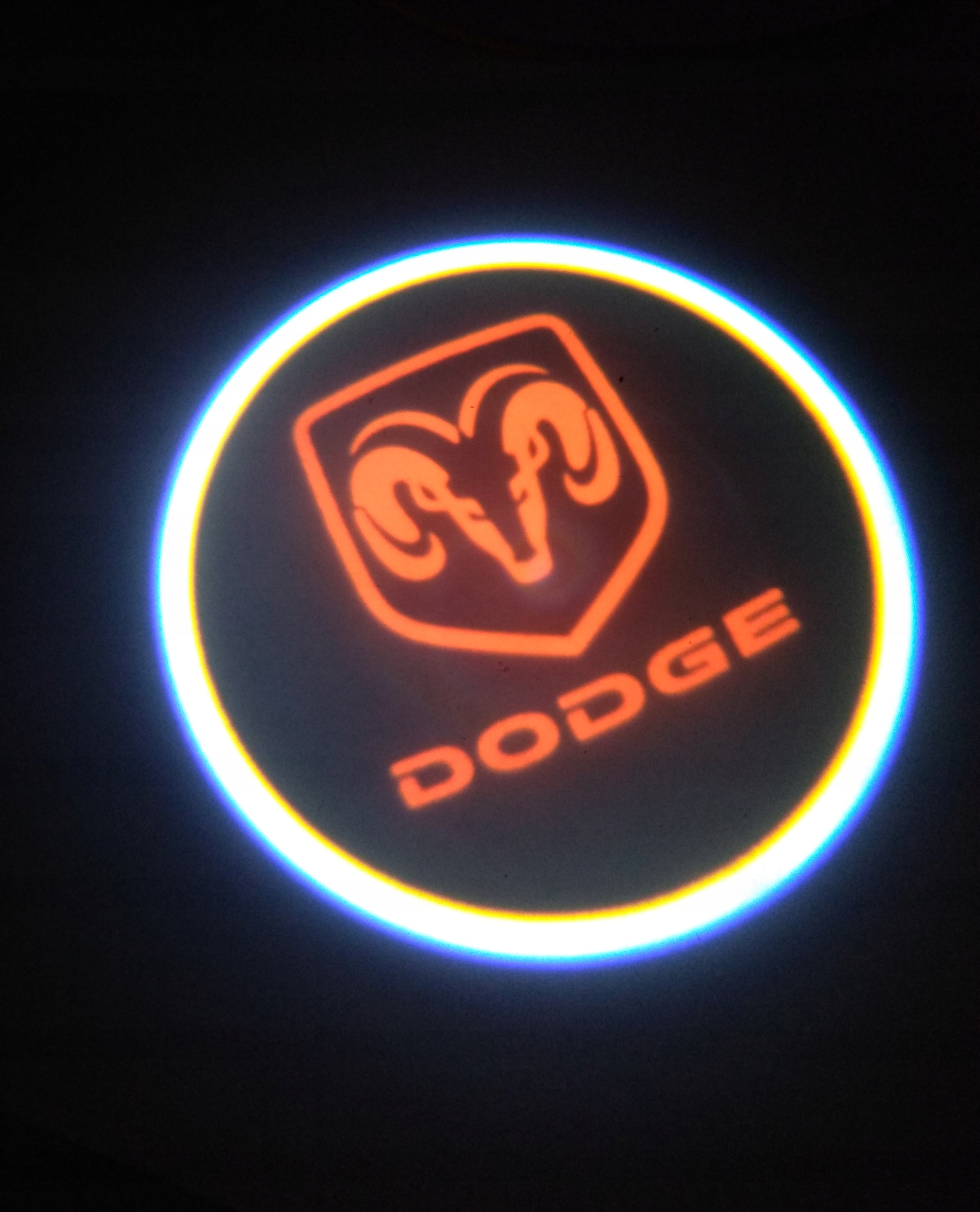 Подсветка логотипа купить. Подсветка двери с логотипом авто. Логотип с подсветкой. Подсветка дверей авто с лого. Светодиодные эмблемы dodge.