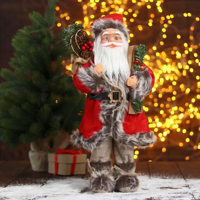 Новогодняя фигурка Зимнее волшебство Дед Мороз в шубке с лыжами и подарками 5036030 1 шт.