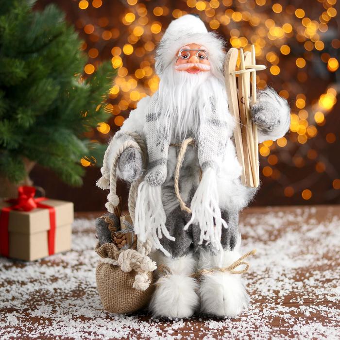 Новогодняя фигурка Зимнее волшебство Дед Мороз в белой шубке с лыжами 5036026 18x13x30 см