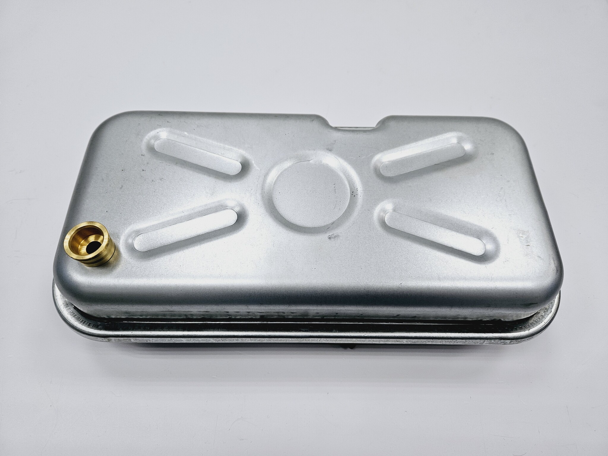 

Расширительный бак (6л) DAEWOO DGB 100-200 MSC/ICH, DGB 130-160 MCF (арт. 3317502900), Серебристый