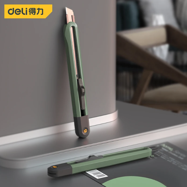 Нож канцелярский Deli HT4009L с выдвижным лезвием 9мм, покрытие Soft Touch, зеленый технический нож deli