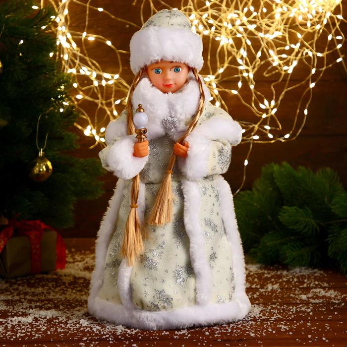 Новогодняя фигурка Зимнее волшебство Снегурочка белая шубка с посошком 40 см 3555395 1 шт.