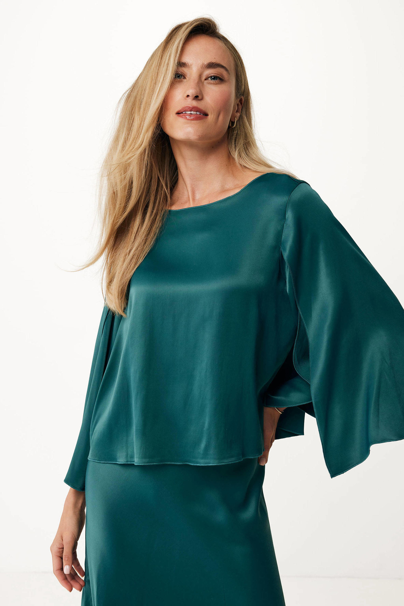 Блуза женская MEXX Satin Blouse with Slit Sleeve MF006103343W зеленая 40 EU 9641₽