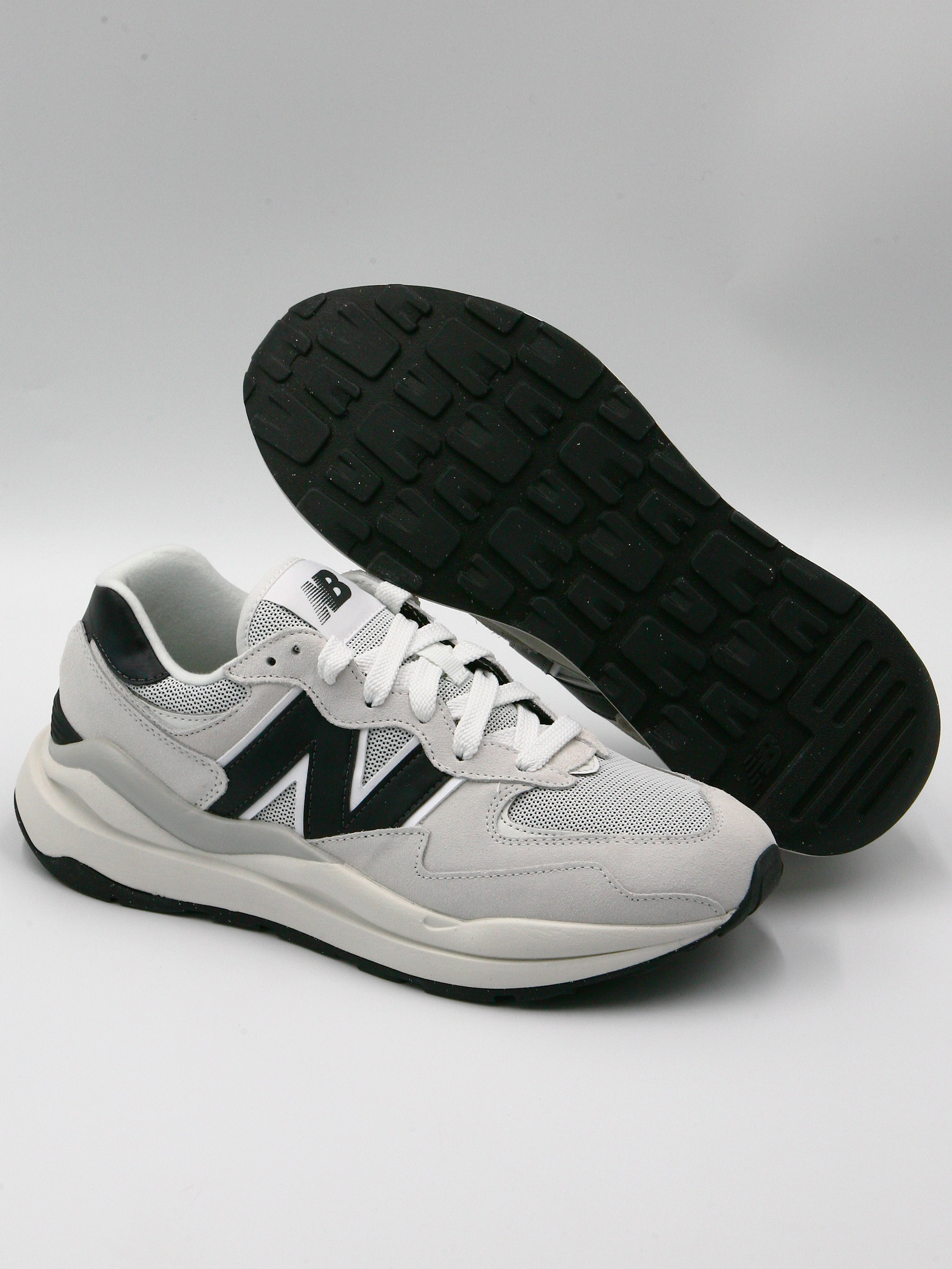 

Кроссовки мужские New Balance 57/40 серые 9 US, Серый, 57/40