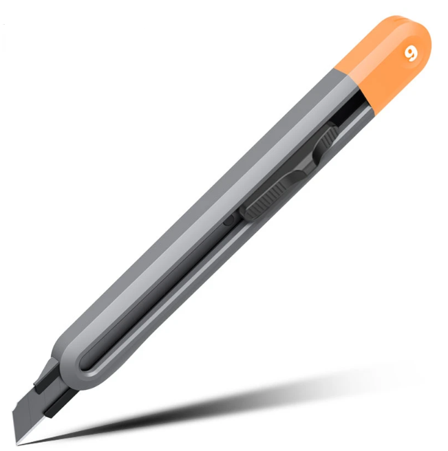 нож канцелярский deli ht4018 с выдвижным лезвием 18мм ck sk2 18mm Нож канцелярский Deli HT4009С, фиксация лезвия 9мм, покрытие Soft Touch, оранжевый