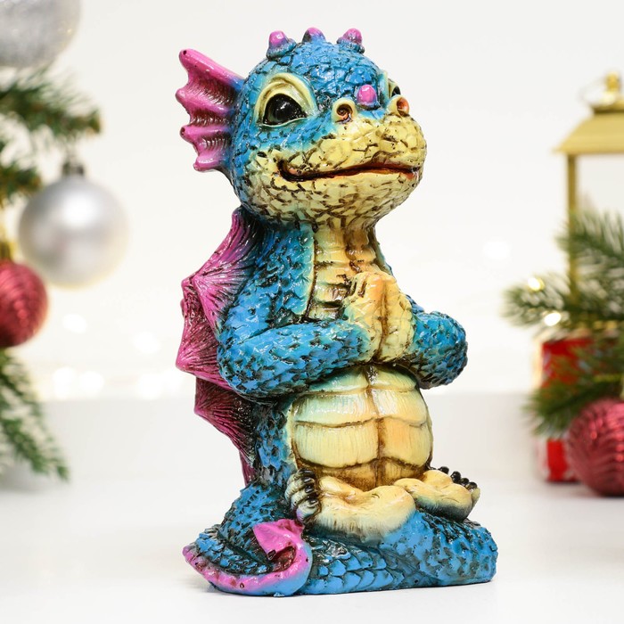 

Копилка Хорошие сувениры Дракончик медитирует в позе лотоса синяя 9х8х14.5см 9904054