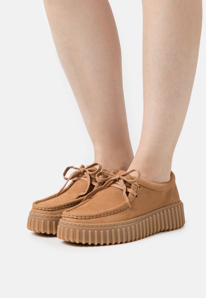 

Полуботинки женские Clarks CL111E0BZ коричневые 40 EU, Коричневый, CL111E0BZ