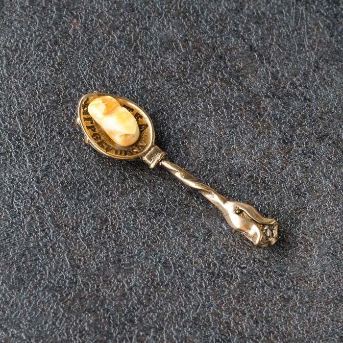 фото Сувенир кошельковый "ложка загребушка. рука", с натуральным янтарем nobrand
