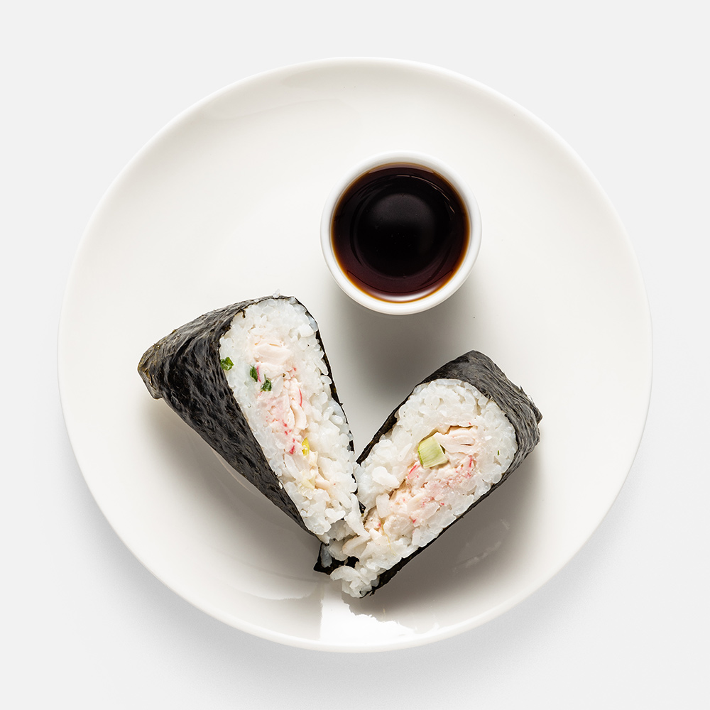 Онигири Creative Kitchen с имитированным крабовым мясом и соевым соусом, 130 г