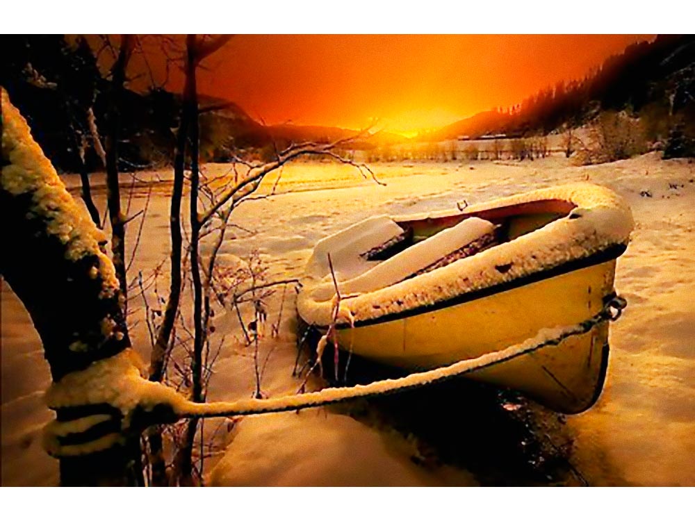 фото Алмазная вышивка яркие грани лодка в снегу, 50x33 см