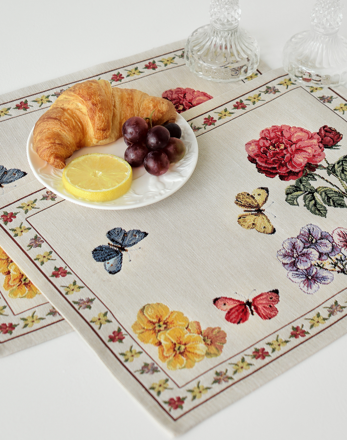 

Комплект салфеток Le Gobelin Бабочки и розы 2 шт. 35х45 см