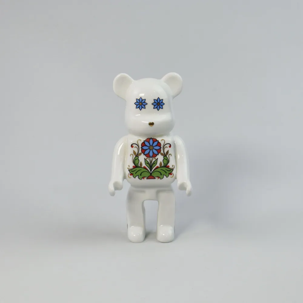 

Скульптра "Медведь - Bearbrick (Беарбрик)" 14.3 см, фарфор, надглазурные краски, золото