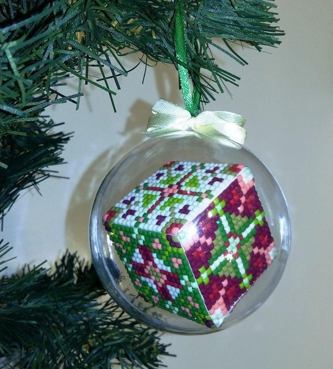 фото Алмазная вышивка яркие грани рождественский 5, диаметр шара 8 см