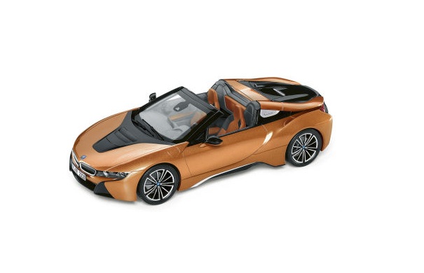 Модель автомобиля BMW i8 Roadster Limited Edition E Copper Metallic/Black 1:12 Scale
