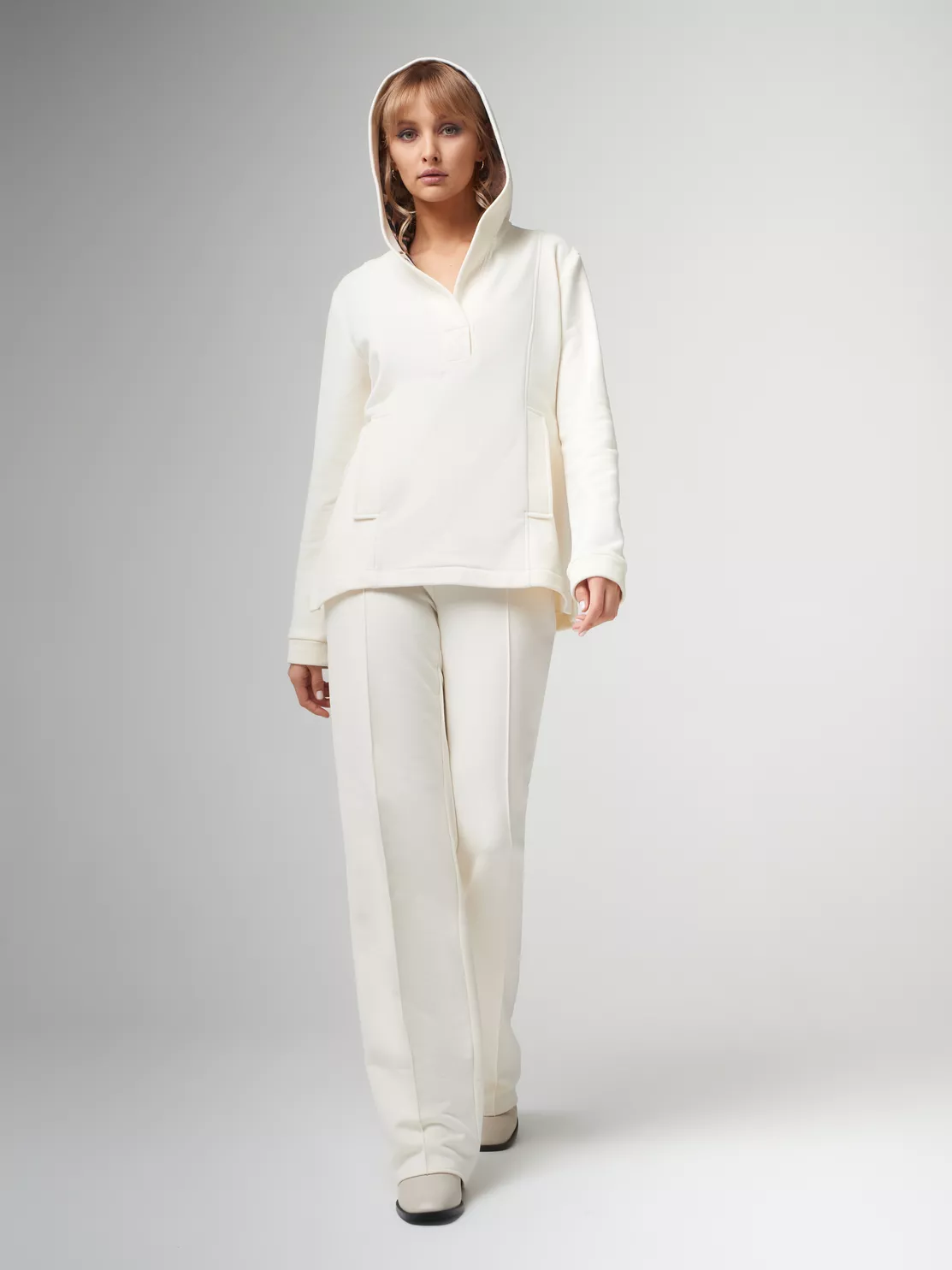 

Худи женское VA'VEDMA VA216-017 белое 46 RU, VA216-017