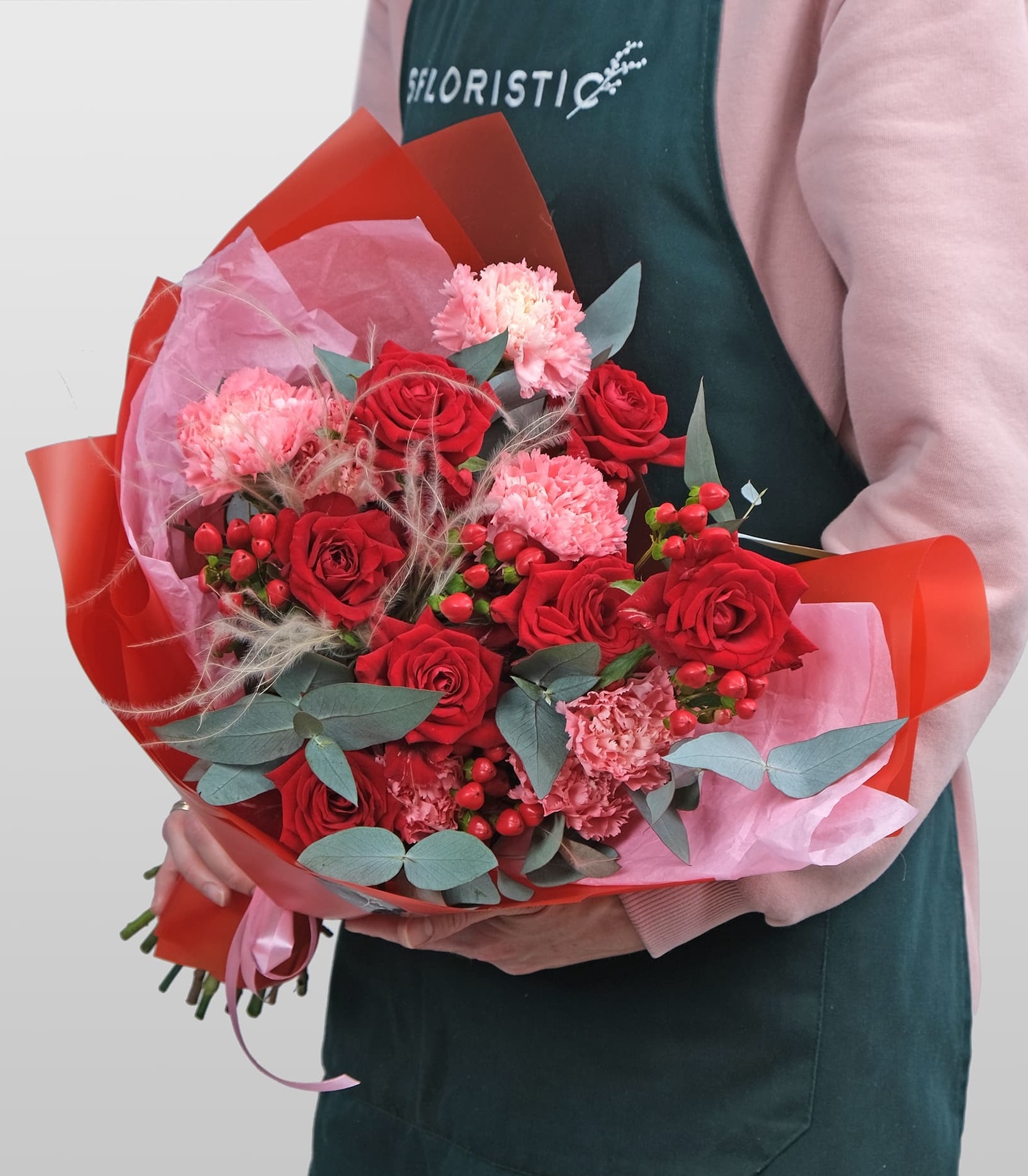 

Букет Studio Floristic из роз и гвоздики 19 шт 60 см Трогательной красный