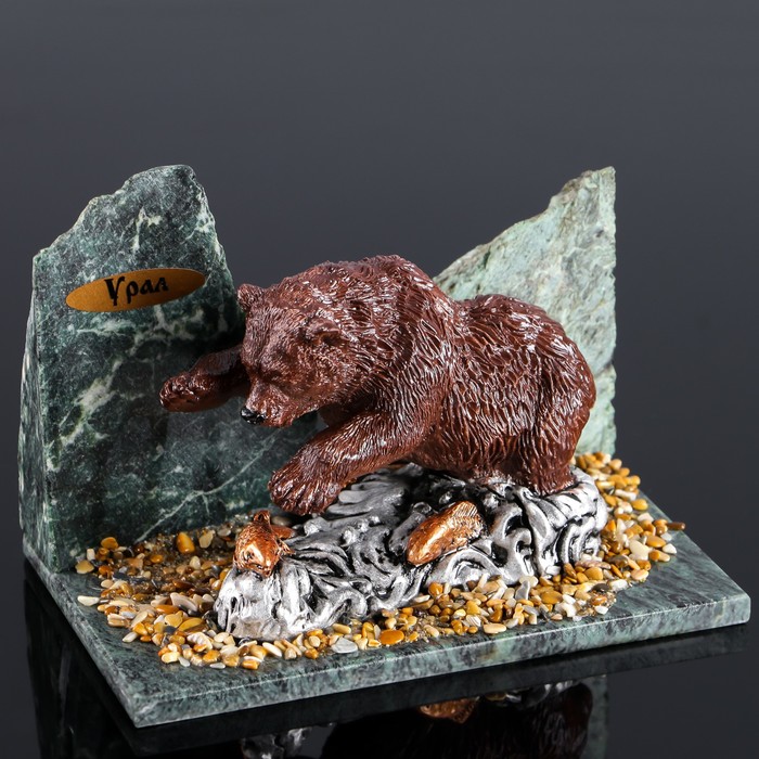 

Сувенир "Медведь на рыбалке", 10x15x10 см, змеевик, гипс, минералы, Коричневый;зеленый