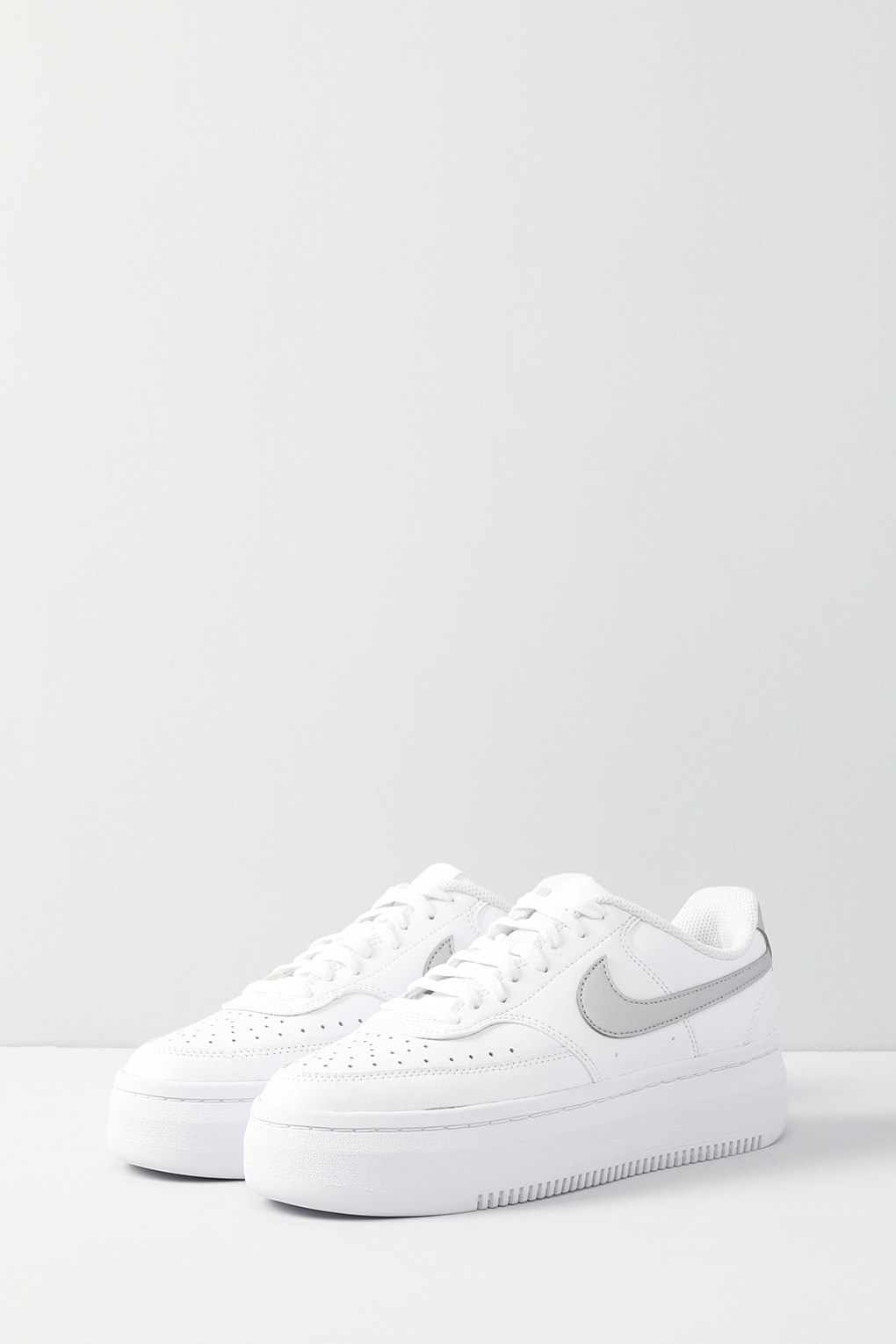 Кеды женские Nike DM0113 белые 9.5 US