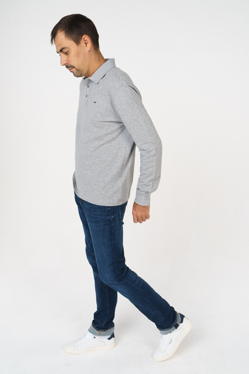 

Футболка-поло мужская DM0DM05503 Tommy Jeans серая L, DM0DM05503