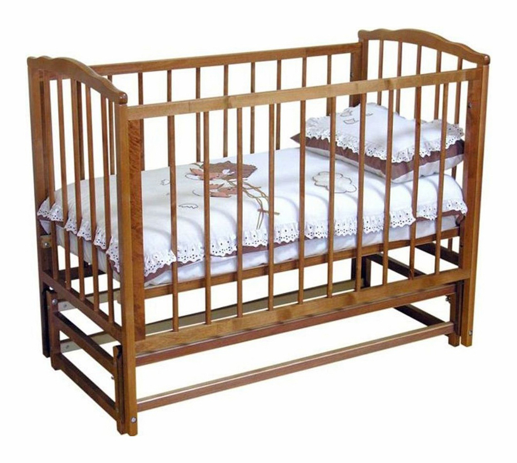 Детская кровать коричневая с маятником