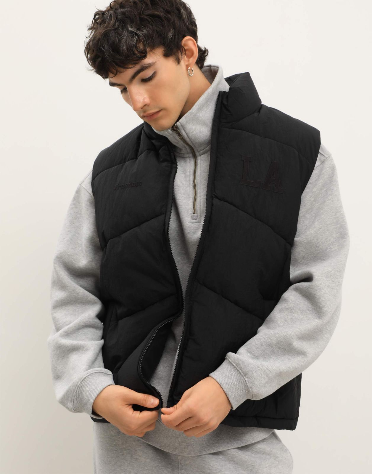

Утепленный жилет мужской Gloria Jeans BOW002157 черный L/182, BOW002157