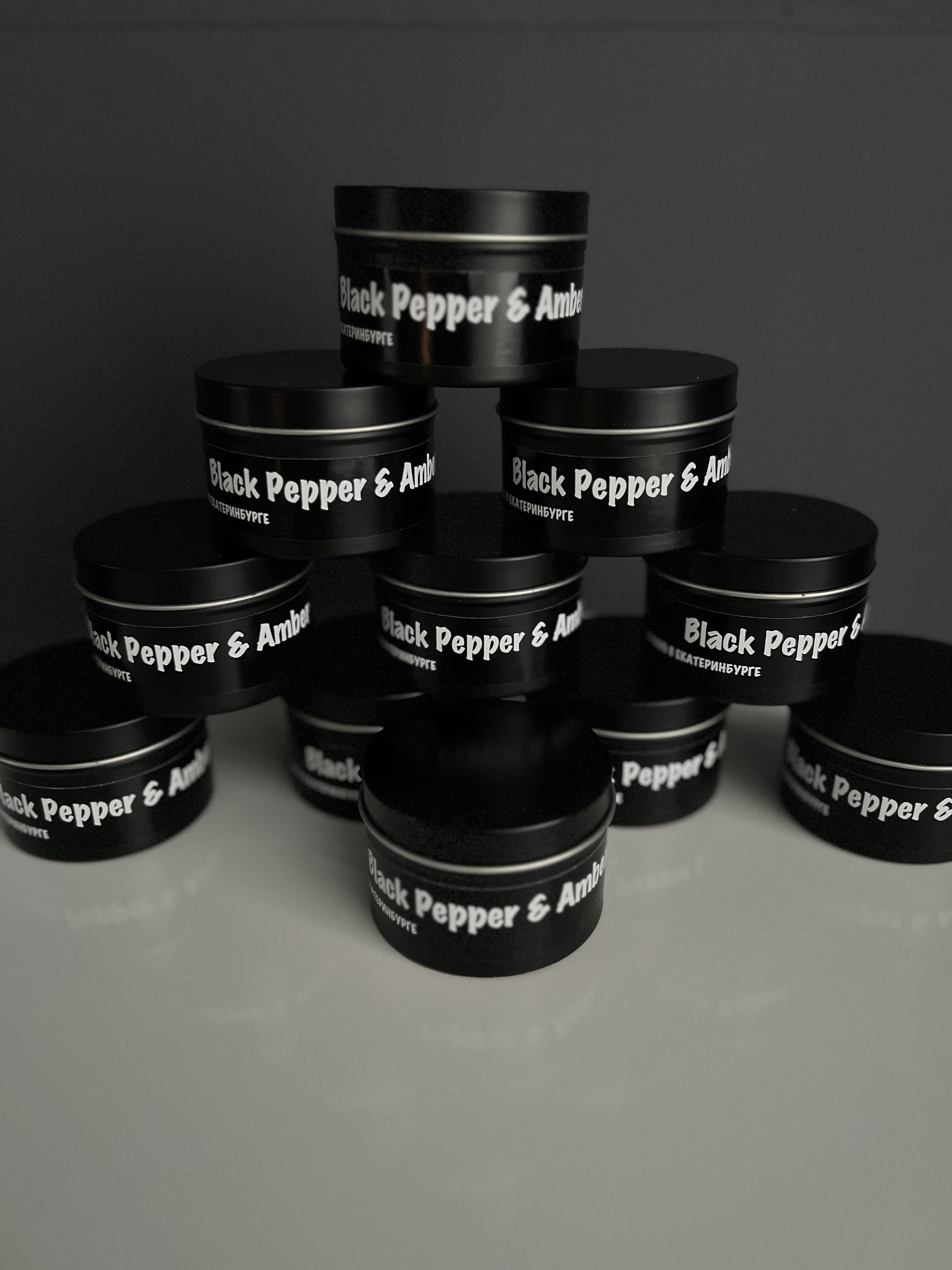 

Свеча ароматическая парфюмированная в металлической банке Black Pepper & Amber