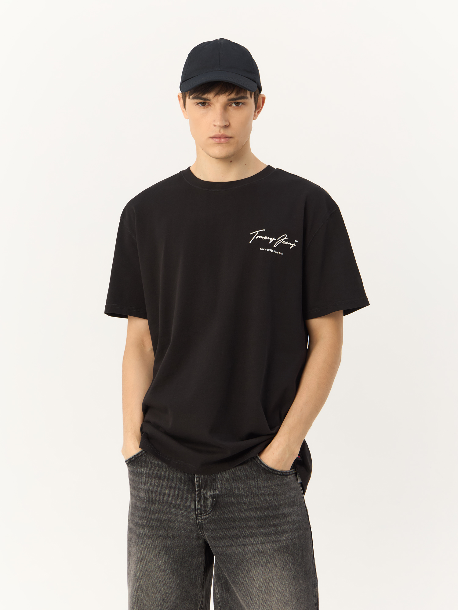 

Футболка мужская Tommy Jeans DM0DM18518 черная S, Черный, DM0DM18518