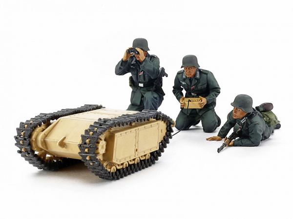 

Модель Tamiya 1/35 передовая команда с гусеничной машиной Голиаф, три фигуры 35357