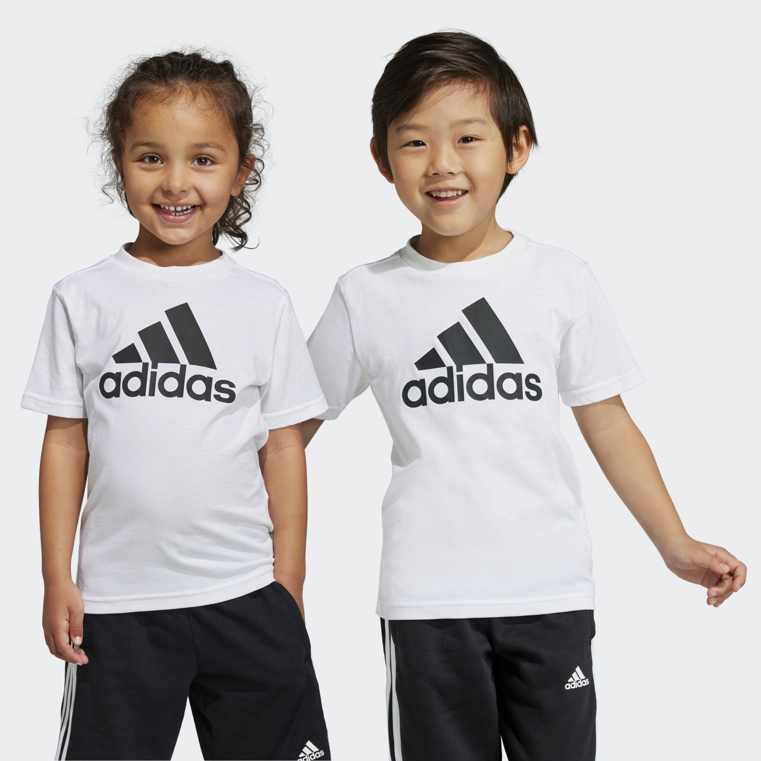 

Футболка Adidas для мальчиков, IC3830, чёрная 001A, размер 128, Белый, Essentials Logo Tee