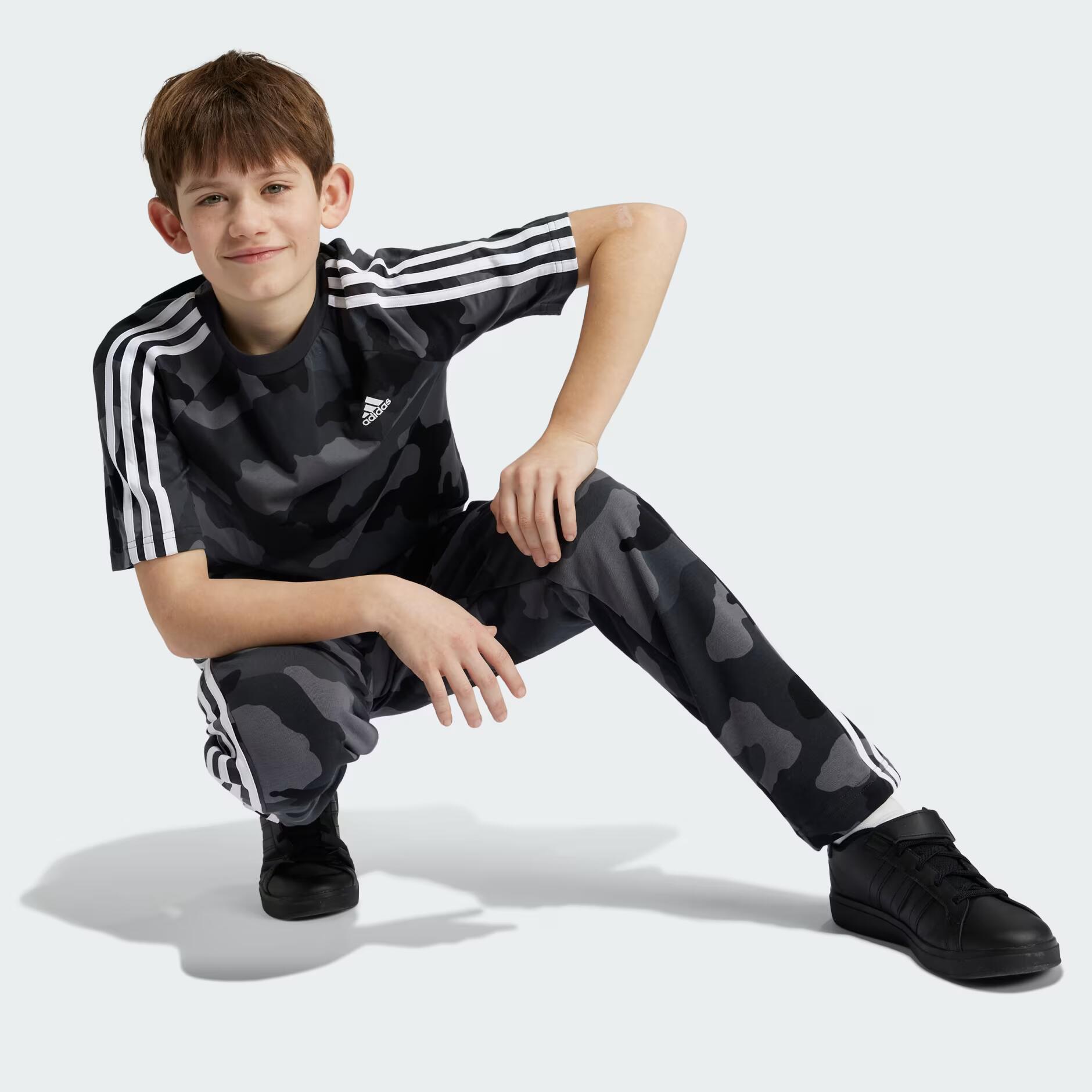 

Футболка Adidas для мальчиков, IV7304, серая AA2V, размер 152, Серый, Juniors Essentials