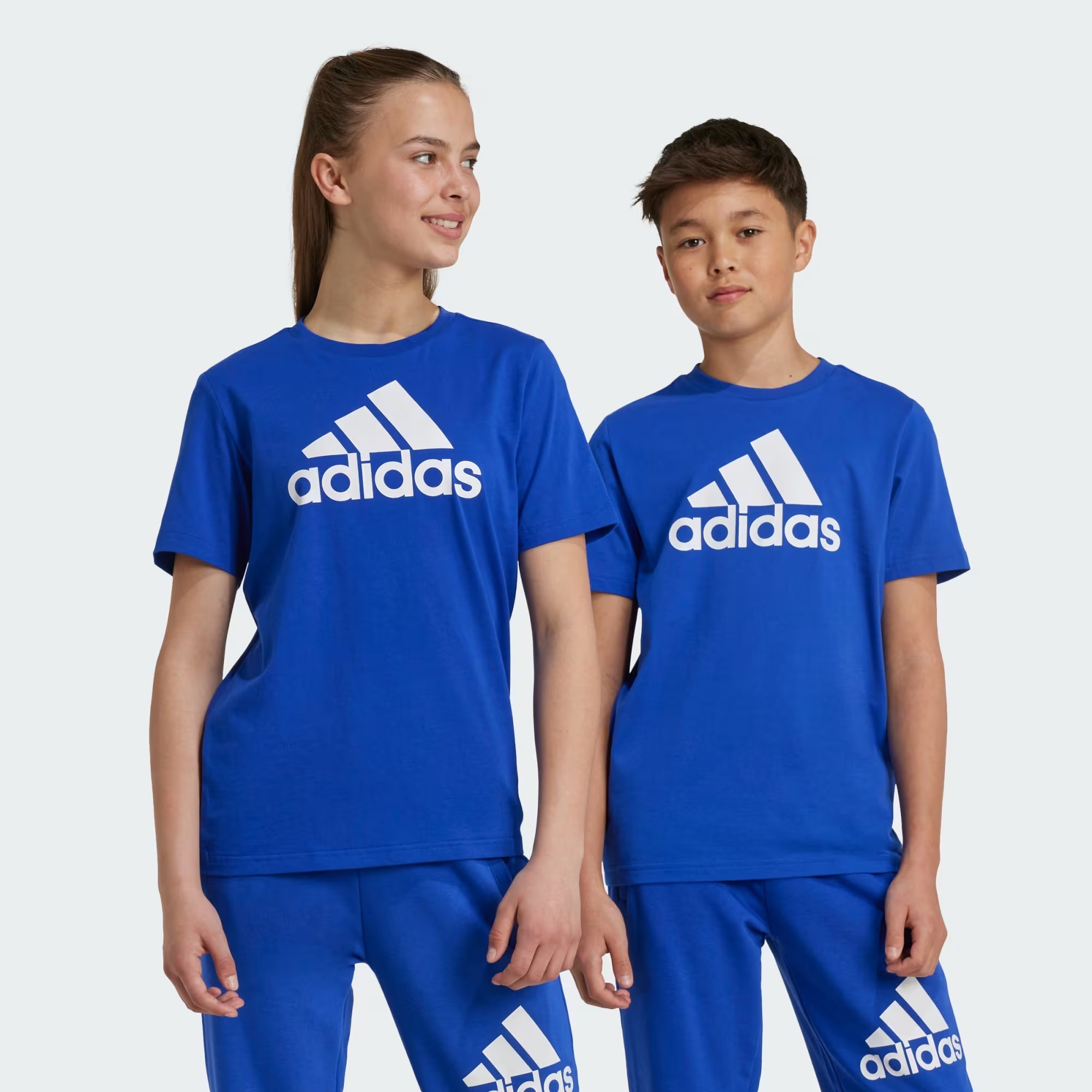 

Футболка Adidas для мальчиков, IX9568, синяя AETC, размер 140, Синий, Essentials Big Logo