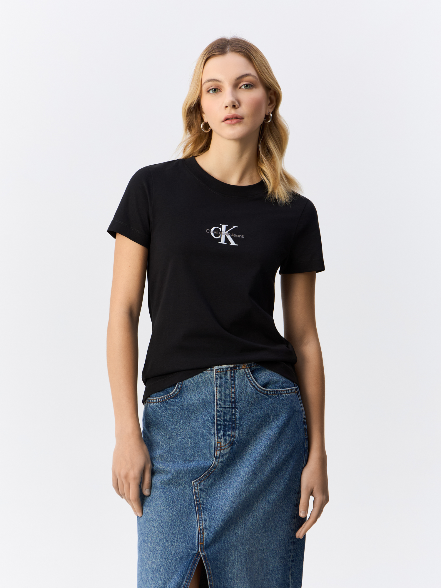 

Футболка женская Calvin Klein Jeans J20J223563 черная L, Черный, J20J223563
