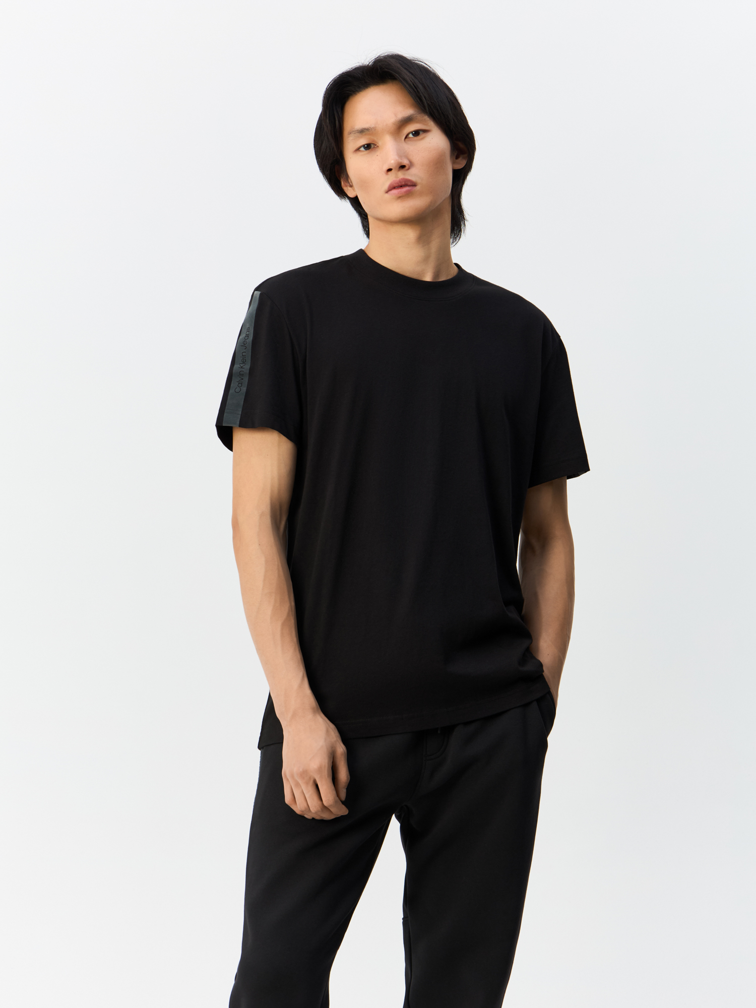 

Футболка мужская Calvin Klein Jeans J30J325653 черная L, Черный, J30J325653