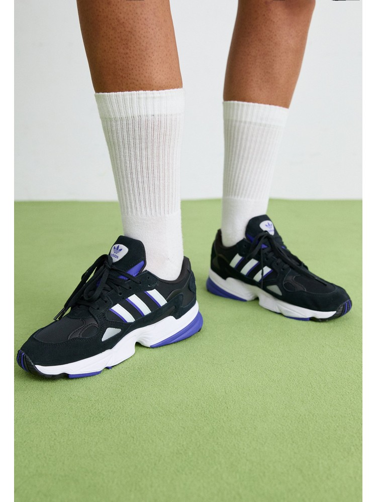 

Кроссовки женские Adidas Originals AD111A2BJ черные 39 1/3 EU, Черный, AD111A2BJ
