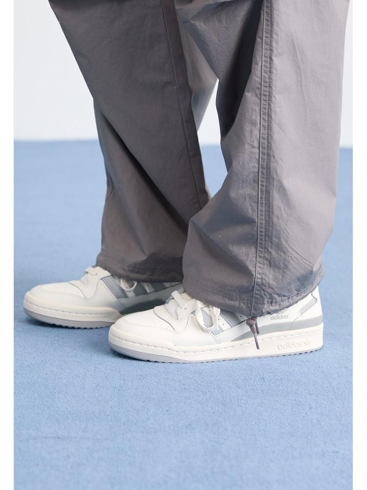 

Кроссовки женские Adidas Originals AD111A2L0 белые 35.5 EU, Белый, AD111A2L0