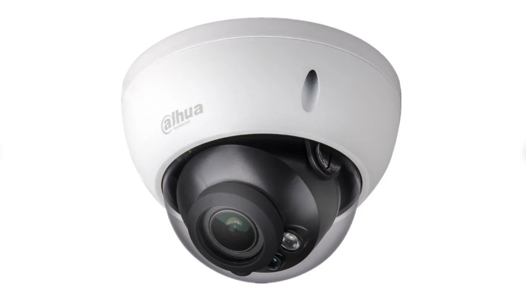 Уличная купольная IP-видеокамера Dahua с ИИ 4Мп объектив 2.7-13.5мм 1920x1080 видеокамера dahua dh ipc hdbw3441ep as 0360b s2 уличная купольная ip видеокамера