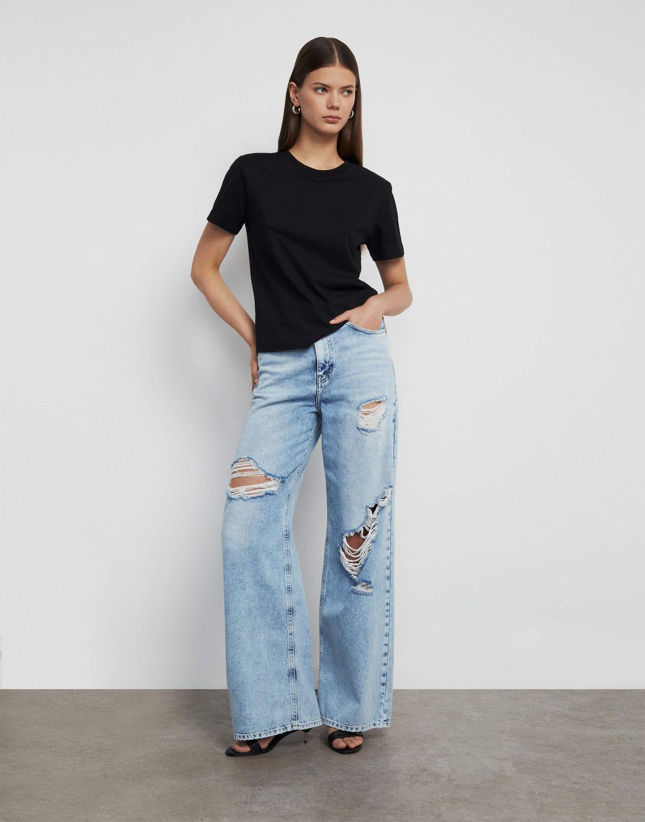 

Футболка женская Gloria Jeans GKT026383 черный M/164, GKT026383