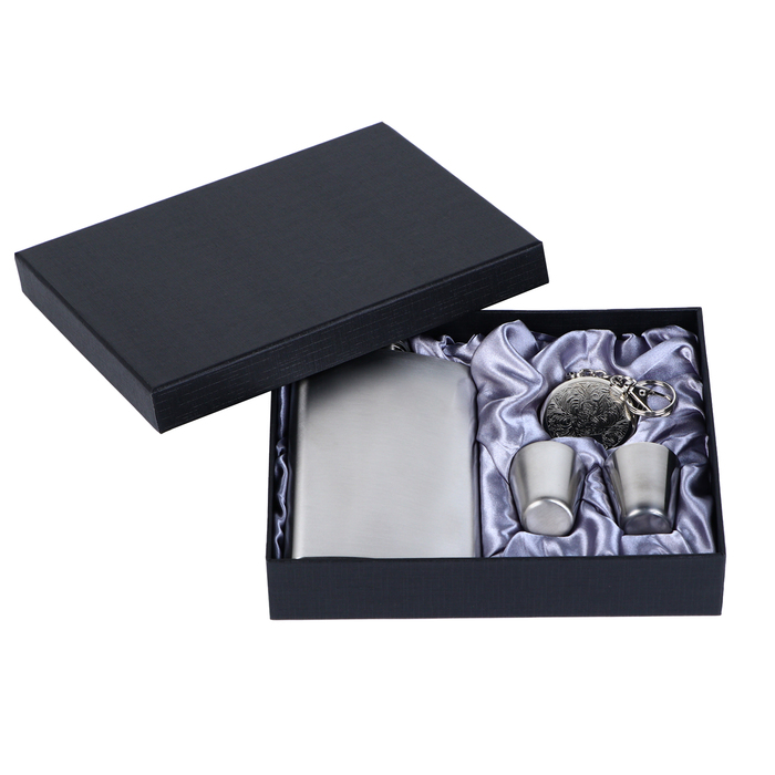 

Подарочный набор 4 в 1: фляжка 300 мл, 2 рюмки, карманная пепельница, Серебристый