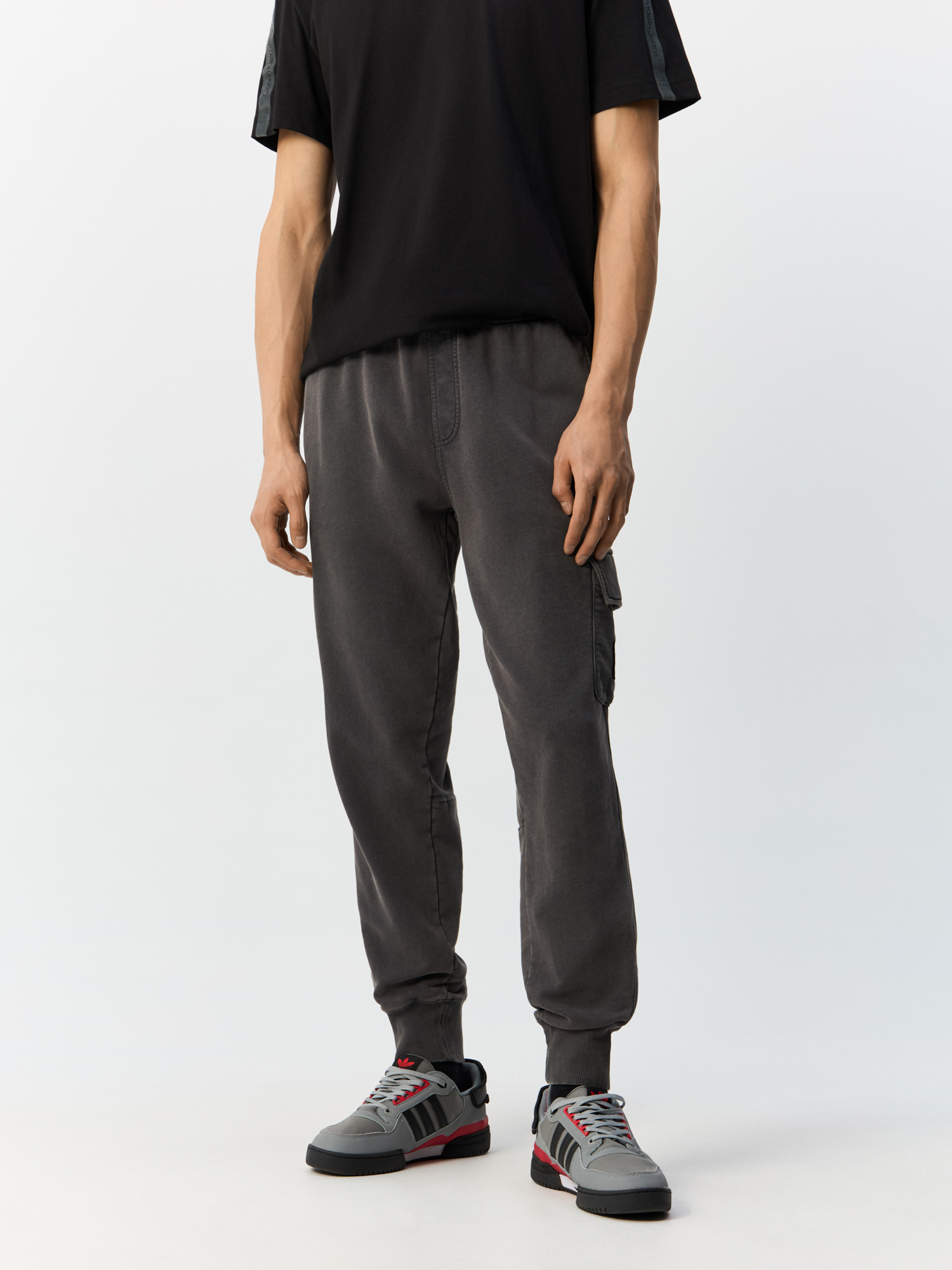 

Спортивные брюки мужские Calvin Klein Jeans Skinny Terry Badge Joggers J30J325663 серые M, Серый, Skinny Terry Badge Joggers