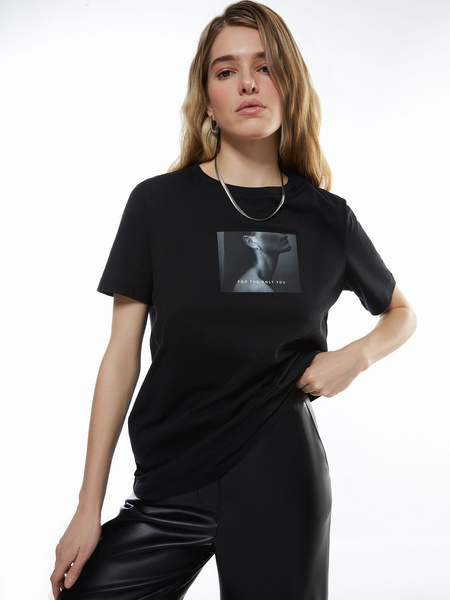 

Футболка женская ZARINA 3121637428 черная S, 3121637428