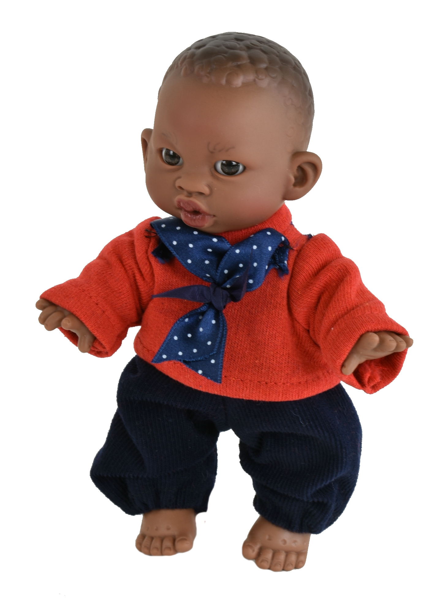 Кукла  Lamagik Джестито Инфант 18 см, в красной кофте с бантом, темнокожий 10000U lamagik s l кукла джестито инфант в светло розовом свитере смеется 18 см