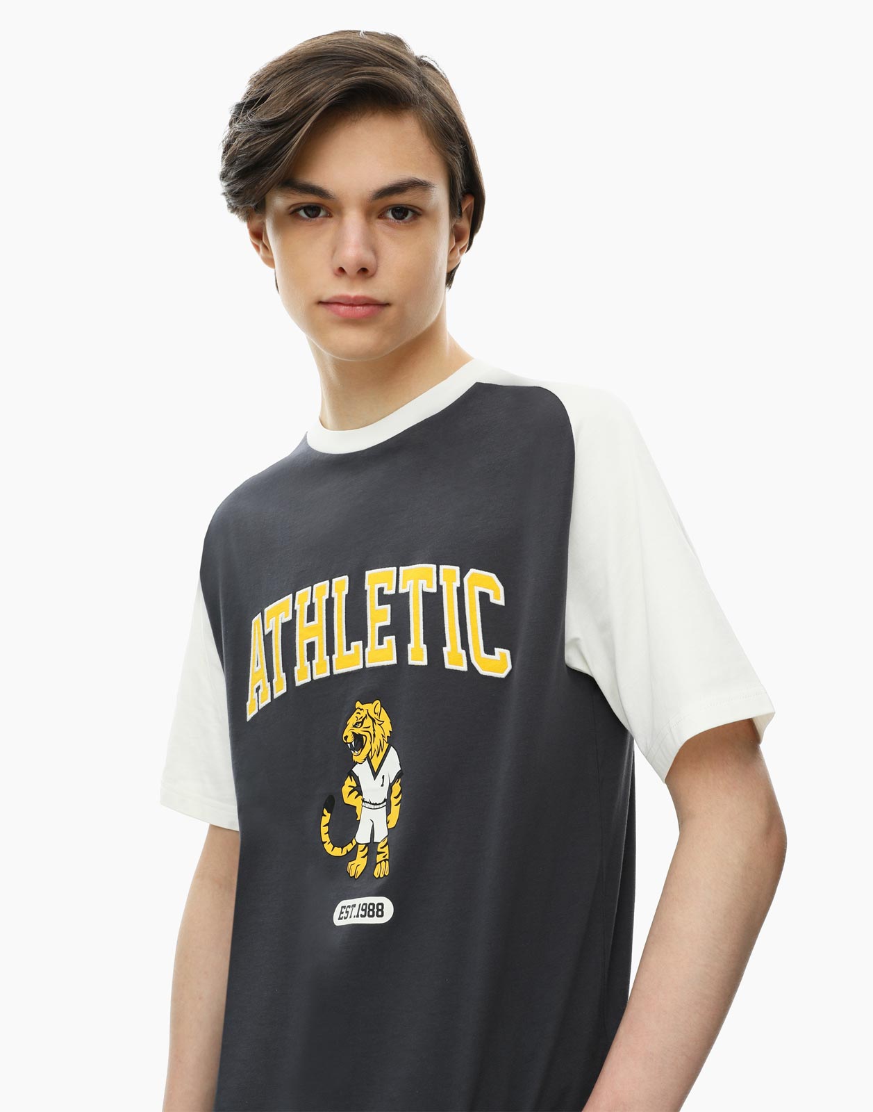 Футболка Athletic для мальчика Gloria Jeans BKT012433 темно-серый/молочный 14+/170