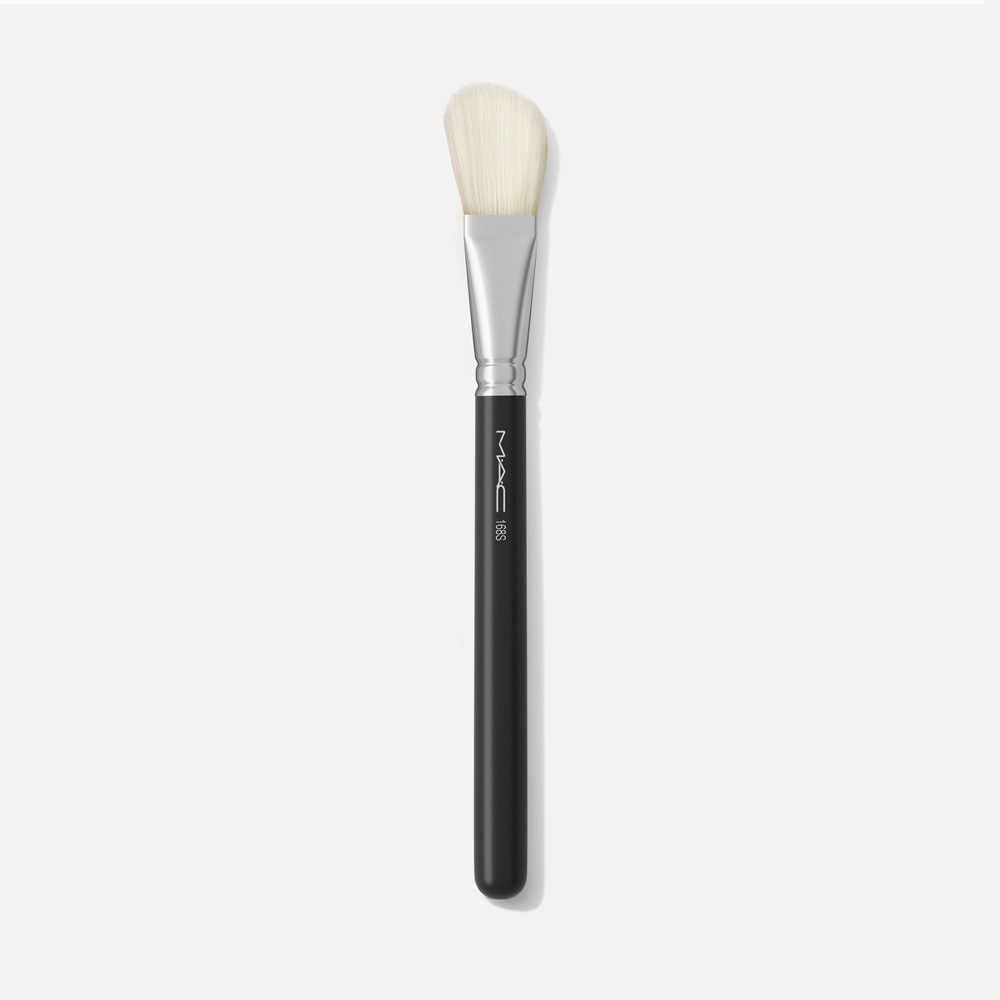 кисть для нанесения румян mac cosmetics small cheek brush 133s синтетическая черная Кисть для макияжа MAC Cosmetics Large Angled Contour Brush №168S скошенная, черная
