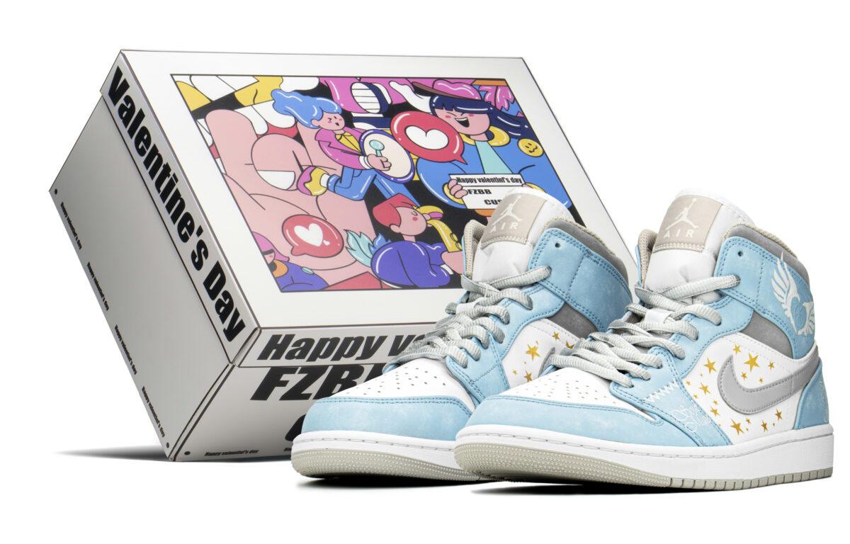 

Кеды унисекс Jordan Air Jordan 1 Mid FZBB 520 голубые 40 EU, Голубой, Air Jordan 1 Mid FZBB 520