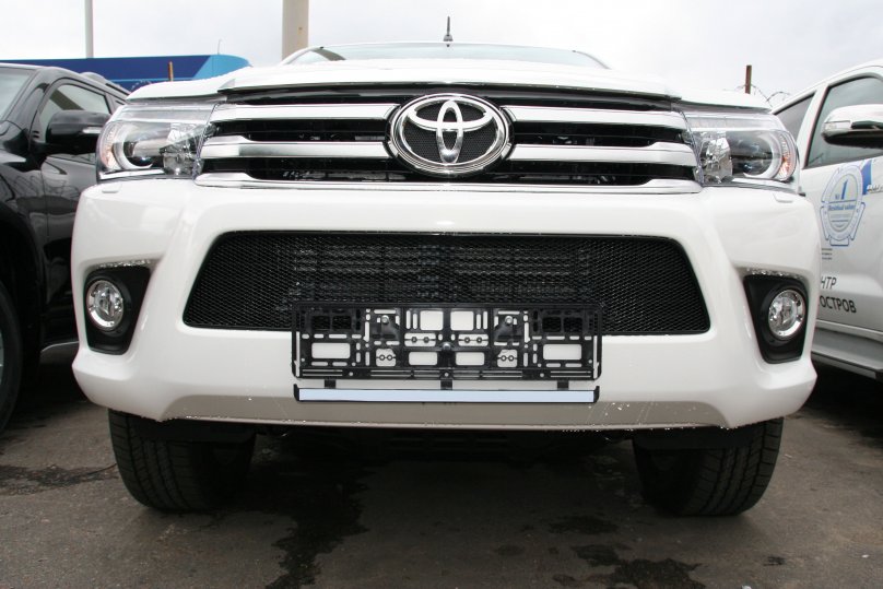 

Сетка на бампер внешняя Arbori для Toyota Hilux 2015, черная, 15 мм, Черный