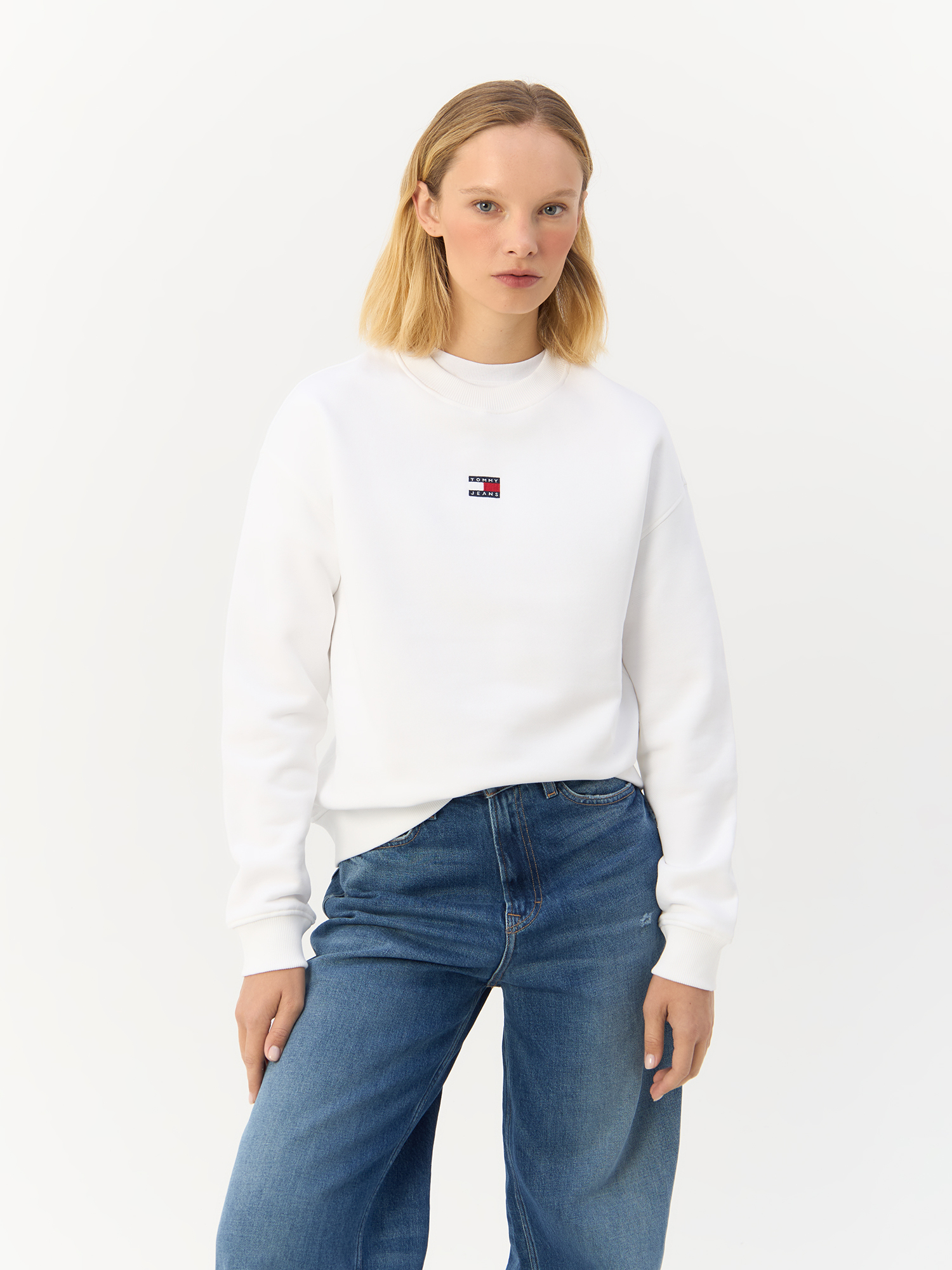 Свитшот женский Tommy Hilfiger Tjw Bxy Badge Crew Ext DW0DW17325 белый M 11990₽