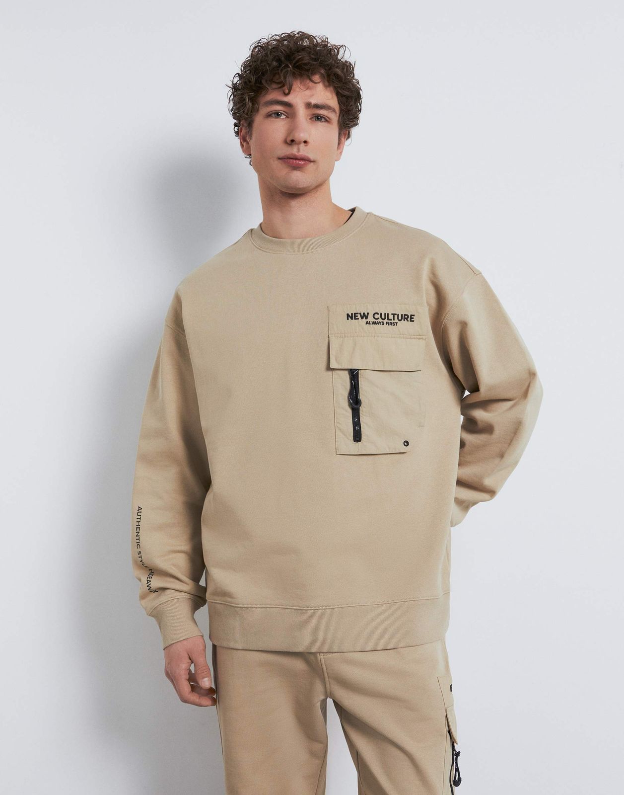 

Свитшот мужской Gloria Jeans BAC012287 бежевый M (48-50), BAC012287