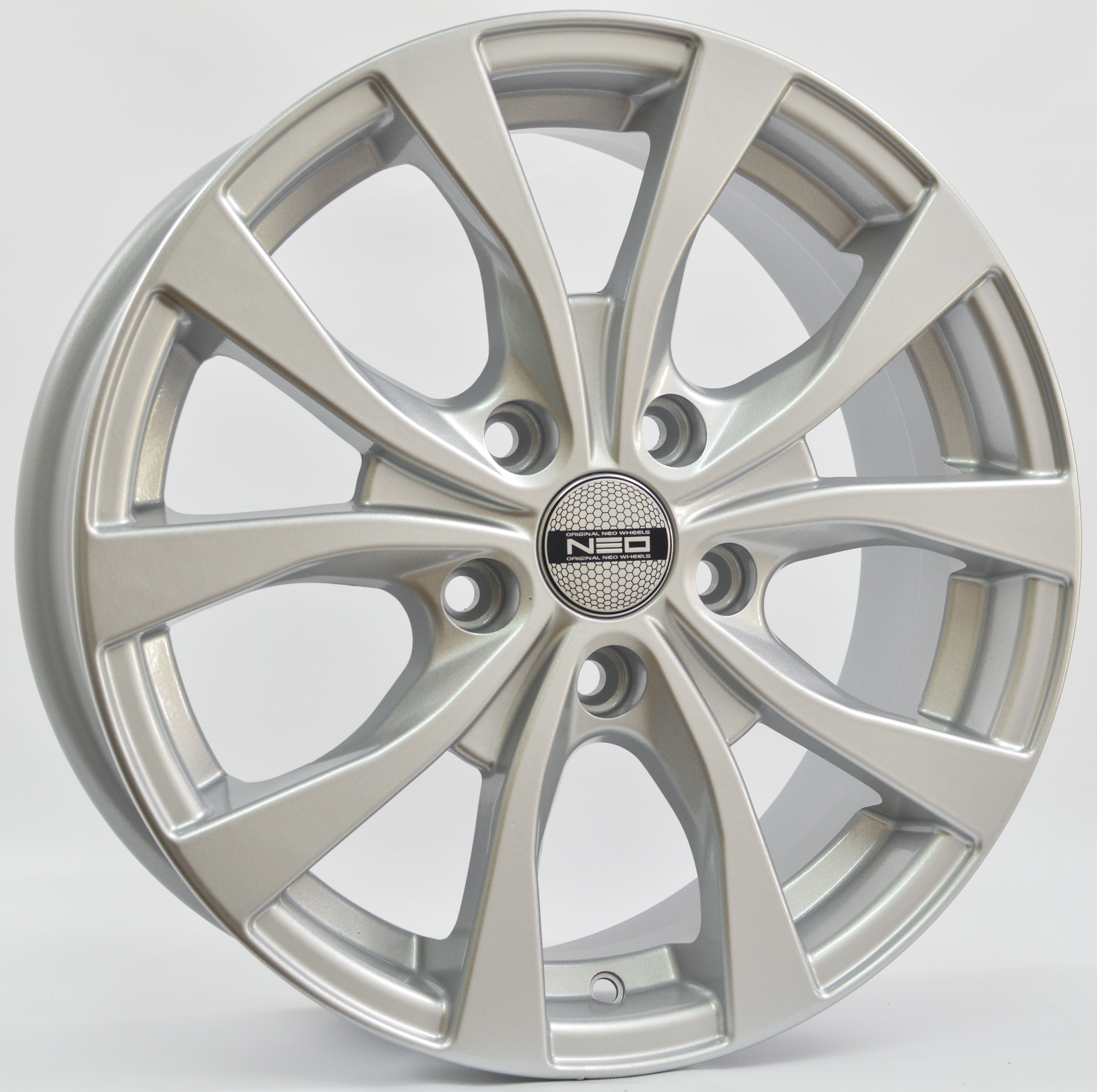 

Колесный диск литой NEOLUX 665 6,5x16 5*114,3 ET46 d67,1 серебристы